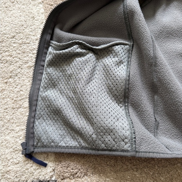 Vineyard Vines Gray & Navy Blue Fleece Vest - Large (16) - Picture 4 of 8